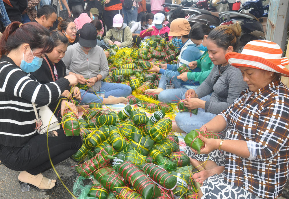Người dân Nam Trung Bộ góp áo phao, bánh chưng tặng người dân vùng lũ